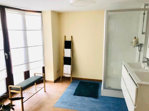 a bathroom with a sink and a mirror at Triplex près de la Grand-Place in Brussels