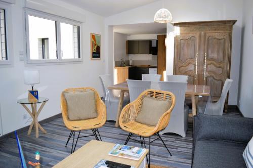 un salon avec une table et des chaises dans l'établissement La Guillaumière - Maison avec bel extérieur, à Cresserons