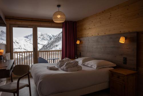 サン・ソルラン・ダルヴにあるLes Cèdres - Hôtel - Restaurants - Spaの山の景色を望むベッドルーム1室(ベッド1台付)