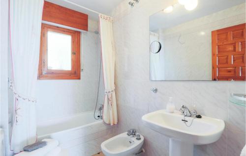 ein Badezimmer mit einem Waschbecken, einem WC und einem Spiegel in der Unterkunft Lovely Apartment In La Azohia With Kitchen in La Azohía