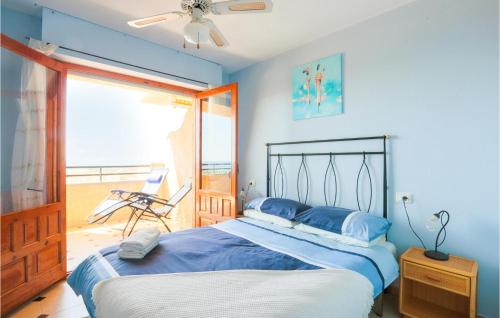 1 dormitorio azul con 1 cama y balcón en Lovely Apartment In La Azohia With Kitchen, en La Azohía
