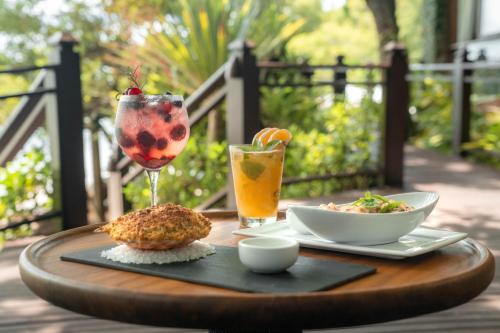 uma mesa com um prato de comida e uma bebida em Ponta dos Ganchos Exclusive Resort em Governador Celso Ramos
