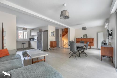 una sala de estar con un sofá y una mesa en Villa Rose des sables, en Arcachon
