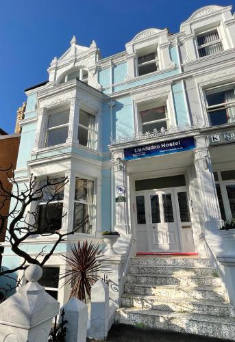El edificio en el que está el hostal