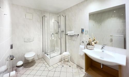 a bathroom with a sink and a shower and a toilet at Haus Hufeland in Bad Salzungen