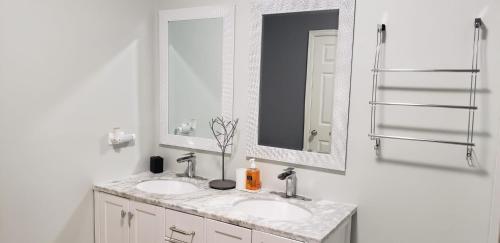 łazienka z 2 umywalkami i 2 lustrami w obiekcie Ubuntu De La Villa- Palm View Estate w mieście Mammee Bay