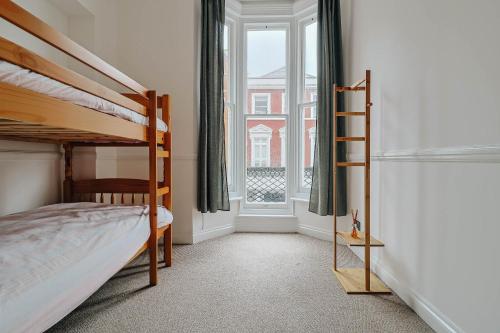 - une chambre avec 2 lits superposés et une fenêtre dans l'établissement City central apartment, à Bournemouth