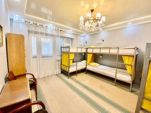 מיטה או מיטות קומותיים בחדר ב-Downtown Homestay