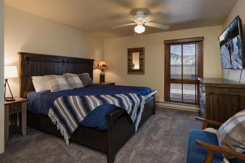 1 dormitorio con 1 cama y ventilador de techo en Sitzmark 12 en Durango Mountain Resort