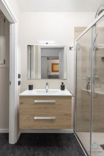 a bathroom with a sink and a shower at 2 Min zum Lago Maggiore, Modernes & Zentrales Apartment in Cannobio