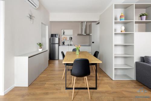 kuchnia i jadalnia ze stołem i krzesłami w obiekcie Appartamento Piccolo Nido w mieście Cannobio