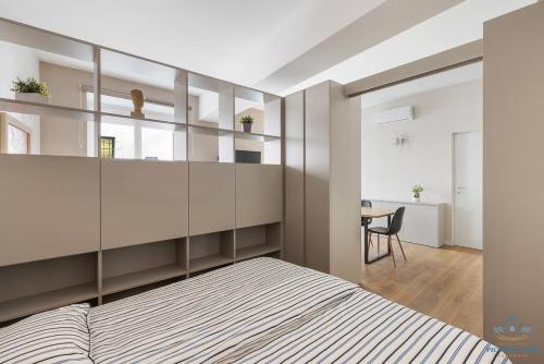 Un dormitorio con una cama y un escritorio en una habitación. en Appartamento Piccolo Nido, en Cannobio