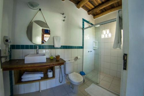 a bathroom with a toilet and a sink and a shower at Verde Vida Ecopousada - Termas do Gravatal in Gravatal