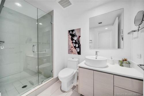 uma casa de banho com um WC, um lavatório e um chuveiro em BeachWalk Studio B Apmt 2 full Beds, amazing view 01B em Hallandale Beach