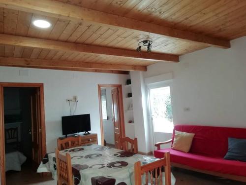 Televízia a/alebo spoločenská miestnosť v ubytovaní Casa Rural en cañón Río Júcar.LaGila(Alcalá del Júcar)