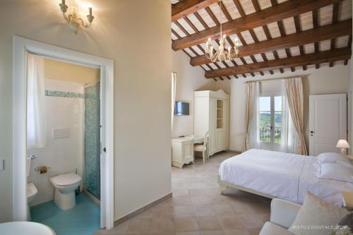 una camera con letto e un bagno con doccia di Borgo Conde Wine Resort a Forlì
