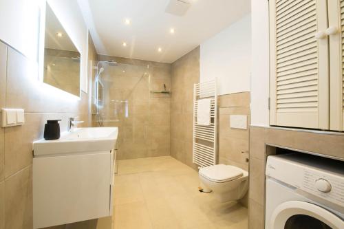 Un baño pequeño con inodoro y lavabo. en Luxury Saarbrücken 3, en Saarbrücken