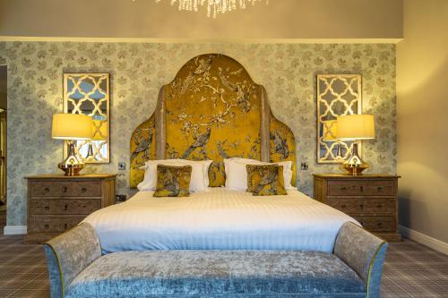 een slaapkamer met een groot bed en 2 nachtkastjes bij Peak Edge Hotel in Chesterfield