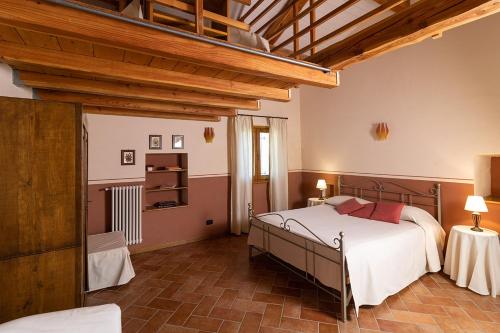 - une chambre avec un grand lit dans l'établissement Bargiolina, à Barge