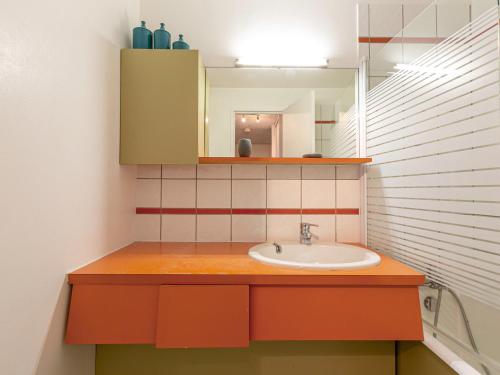 a bathroom with a sink and a mirror at Appartement Val-d'Isère, 2 pièces, 6 personnes - FR-1-694-227 in Val-d'Isère