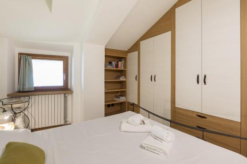 Una cama o camas en una habitación de Civenna Lake View by Wonderful Italy