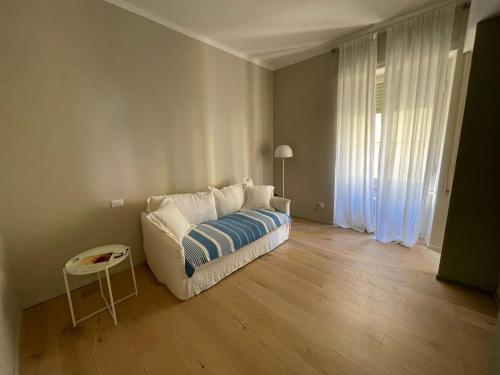 uma sala de estar com um sofá e uma mesa em Via Scernio 2 PT em Bonassola