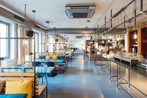 Miss Sophie's Downtown في براغ: مطعم بطاولات زرقاء وكراسي في الغرفة