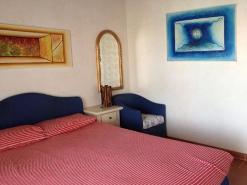 スティンティーノにあるVilla Sira Smallのベッドルーム1室(赤いベッド1台、青い椅子2脚付)