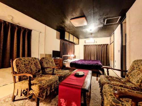a living room with a couch and a bed at 酒と宿と不動産-yado- in Yokosuka