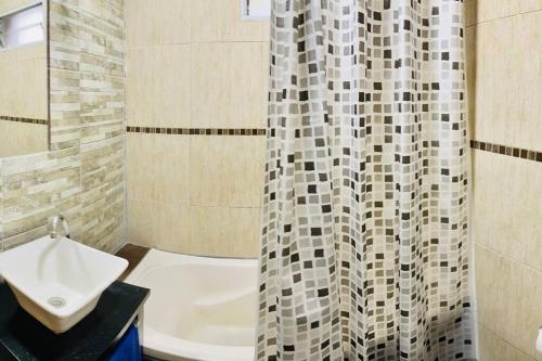 baño con lavabo y cortina de ducha en excepcional depa en CABA 2 habitaciones con terraza y parrilla en Buenos Aires