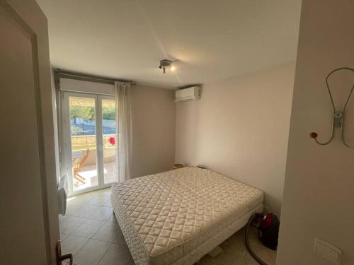 1 dormitorio con 1 cama en una habitación con ventana en Perle RARE à Juan Les Pins, en Antibes