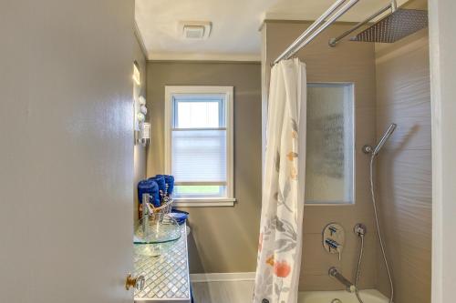 ein Bad mit Dusche und Duschvorhang in der Unterkunft Waterfront Algoma Vacation Rental on Lake Michigan in Algoma