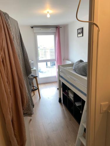 1 dormitorio con cama y ventana en Super chambre avec bureau, en Courcouronnes