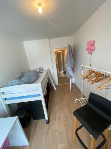 Schlafzimmer mit einem Bett, einem Schreibtisch und einem Stuhl in der Unterkunft Super chambre avec bureau in Courcouronnes