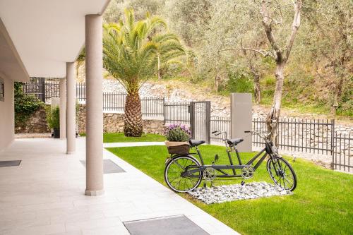 Κήπος έξω από το Evo Suites Apartments
