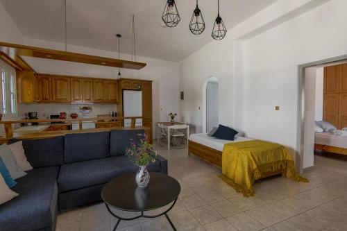 - un salon avec un canapé et un lit dans l'établissement Eva House Dryos Beach Paros, à Drios