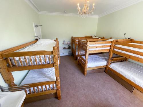 Una cama o camas en una habitación de Llandudno Hostel