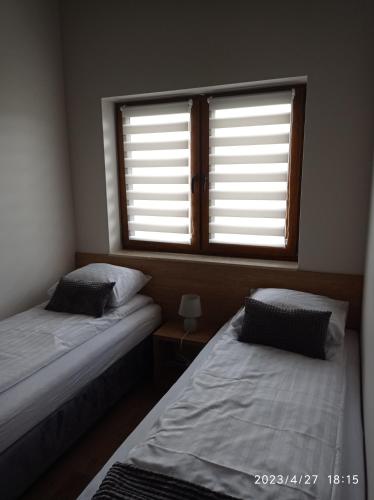 Katil atau katil-katil dalam bilik di Loft Park Zator, lokalizacja przy wej Parku