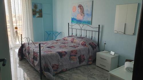 sypialnia z łóżkiem i komodą w obiekcie soleada w mieście Monopoli