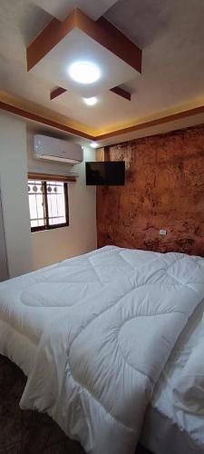sypialnia z dużym białym łóżkiem w pokoju w obiekcie Asem Studio apartment w mieście Wadi Musa