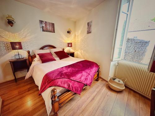 um quarto com uma cama grande e uma janela em Gîte Les Roches : maison de caractère pour 15 personnes em Saint-Romain