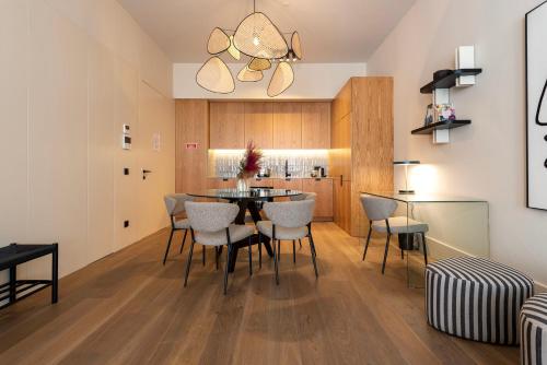 een keuken en eetkamer met een tafel en stoelen bij Ando Living - Santa Catarina Townhouse in Porto