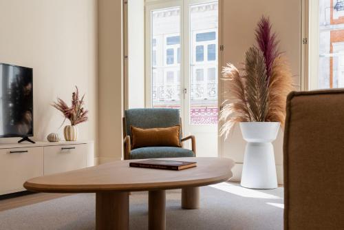 een woonkamer met een salontafel en een stoel bij Ando Living - Santa Catarina Townhouse in Porto