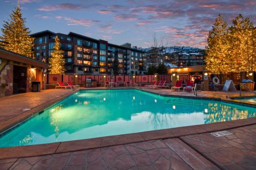 una piscina en un hotel por la noche en Sundial Lodge by Park City - Canyons Village en Park City
