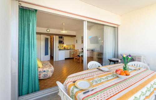 - une chambre avec une table et un bol de fruits dans l'établissement Appartement donnant sur le port de plaisance de Port Camargue et a proximité des plages, au Grau-du-Roi