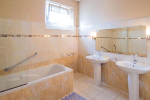 Kylpyhuone majoituspaikassa Maison piscine Sud France