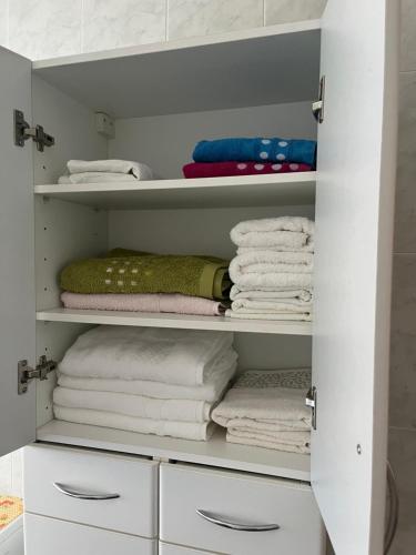 a closet with white towels and towels at CORTIJO DEL LUCERO, FERNAN PEREZ in Almería