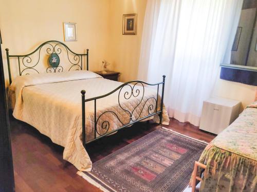 a bedroom with a bed and a window at B&B Il Casolare Di Bonci in Santa Maria a Monte