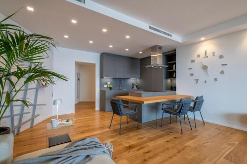 a kitchen and dining room with a table and chairs at The Fetch - Residenze Esclusive sull'Acqua in Alghero