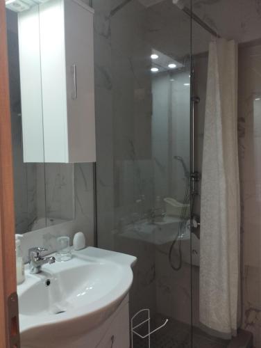 Renovated Basement Duplex with Patio and Folk Decor in the Heart of Athens